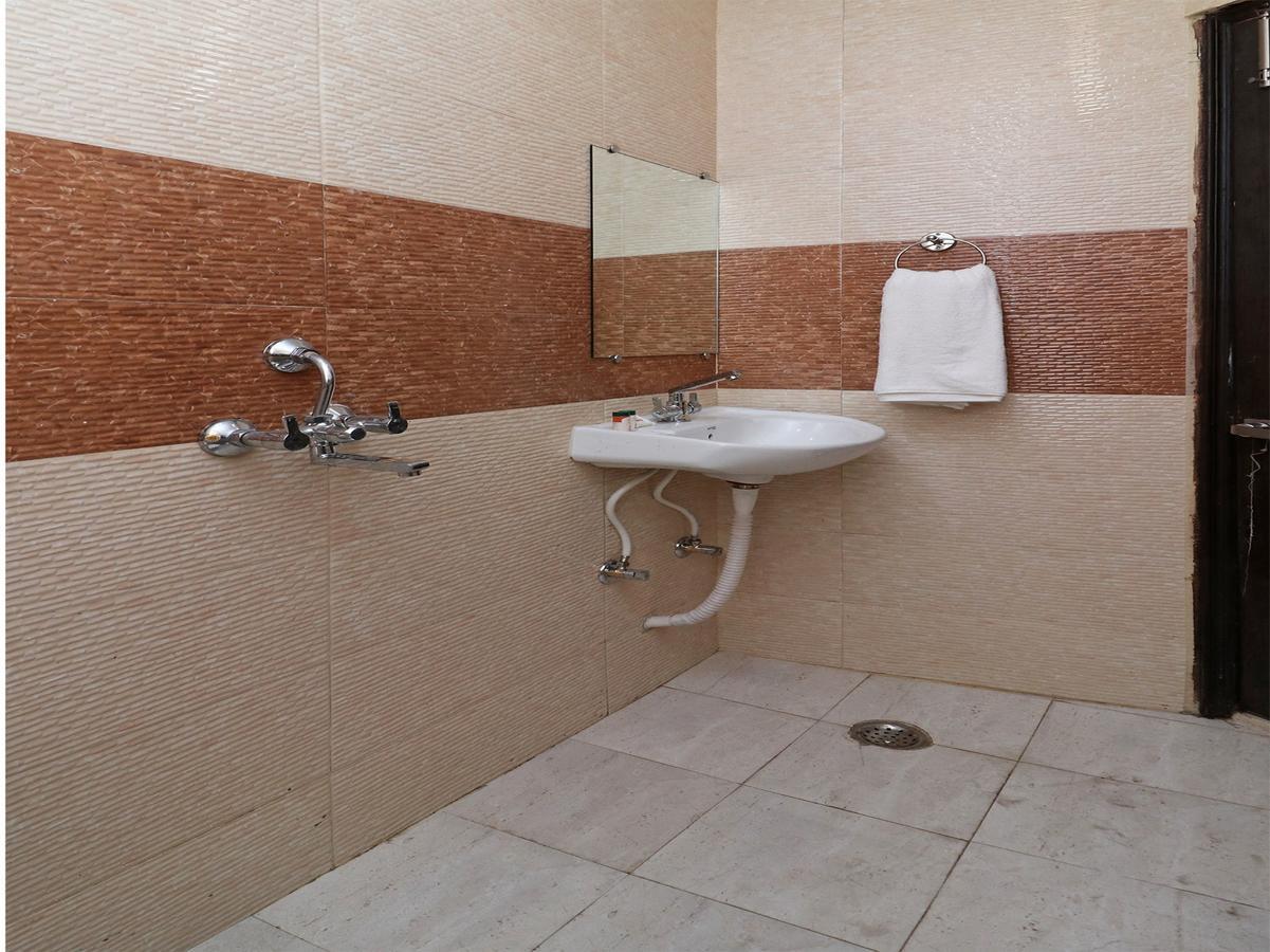 Oyo 11593 Hotel Aman Guest House Нью-Дели Экстерьер фото