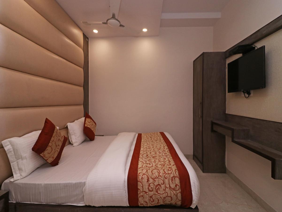 Oyo 11593 Hotel Aman Guest House Нью-Дели Экстерьер фото