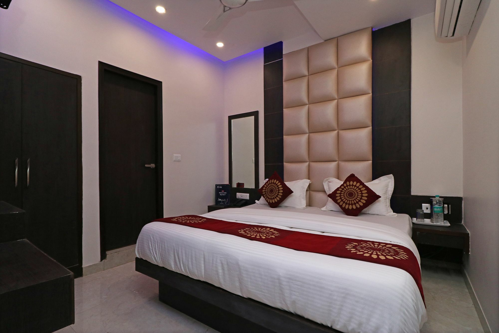 Oyo 11593 Hotel Aman Guest House Нью-Дели Экстерьер фото