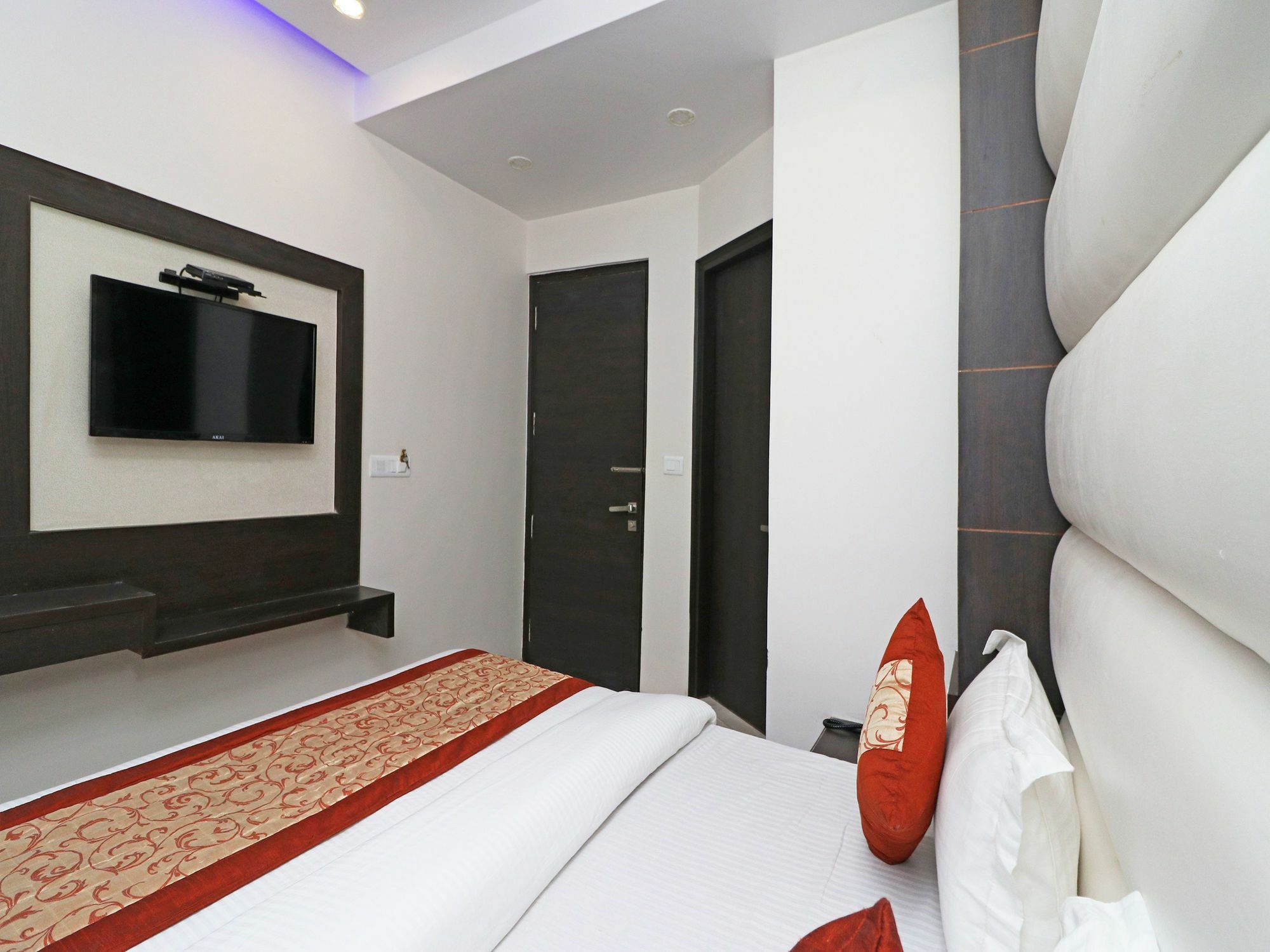 Oyo 11593 Hotel Aman Guest House Нью-Дели Экстерьер фото